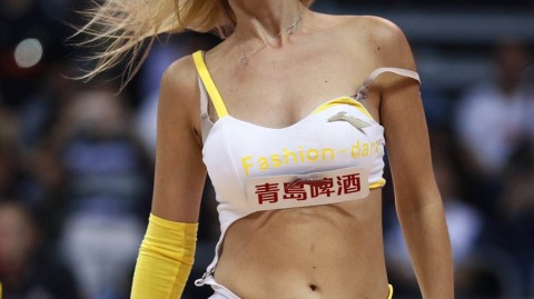 舞台上的惊鸿一瞬：当肩带滑落成为时尚界的永恒瞬间